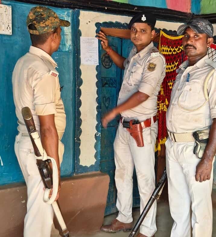 हत्याकांड के फरार आरोपी के घर चिपकाया इश्तेहार