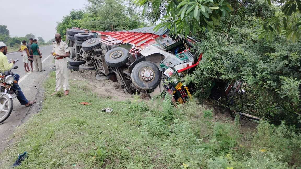 दो ट्रकों की भिड़ंत में पुलिस गश्ती वाहन क्षतिग्रस्त , दो जवान सहित तीन जख्मी