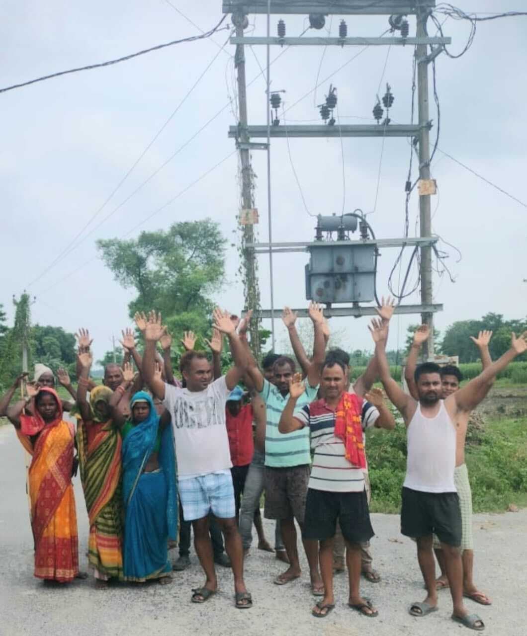 ट्रांसफार्मर जलने से विद्युत आपूर्ति ठप, ग्रामीणों ने किया प्रदर्शन