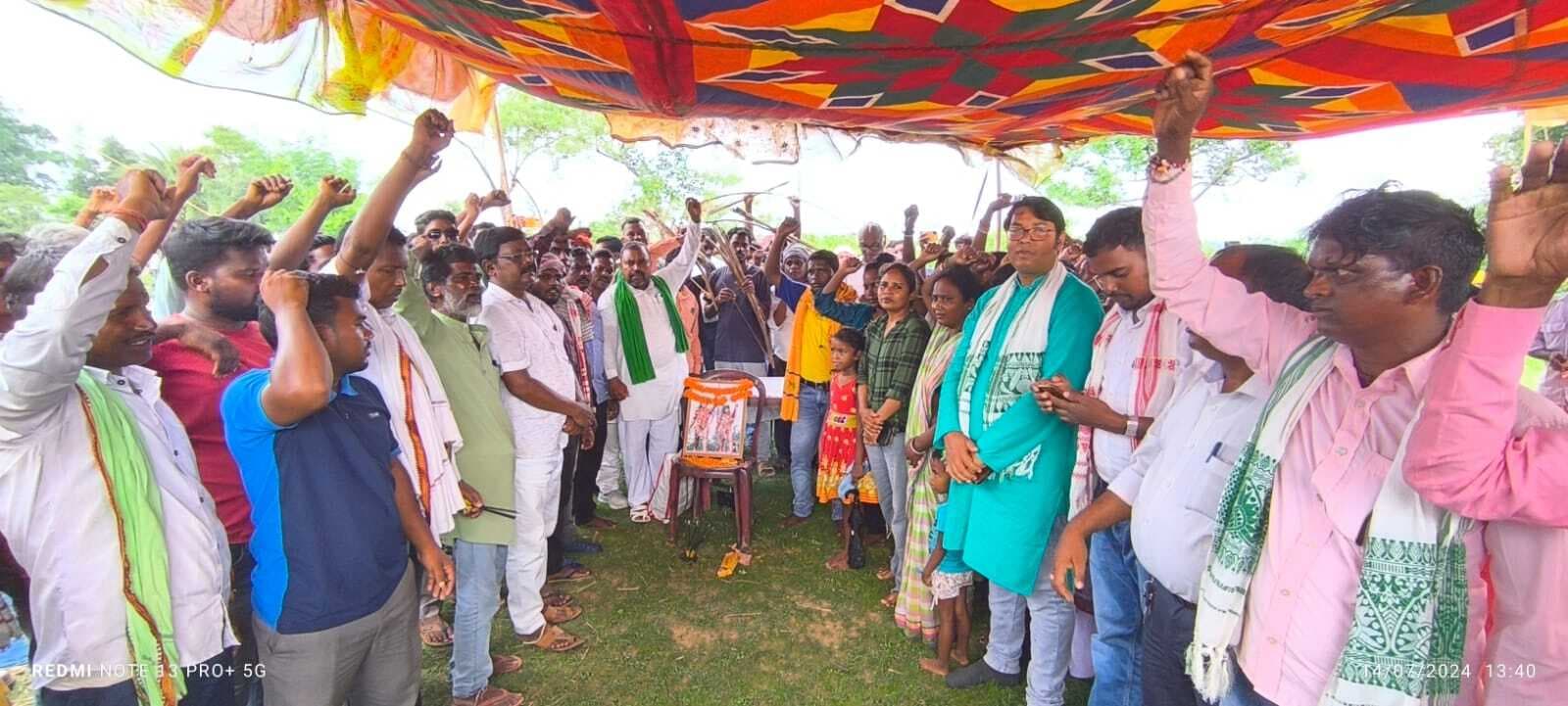 जमीन बचाने को पारंपरिक हथियार के साथ आदिवासियों ने किया प्रदर्शन