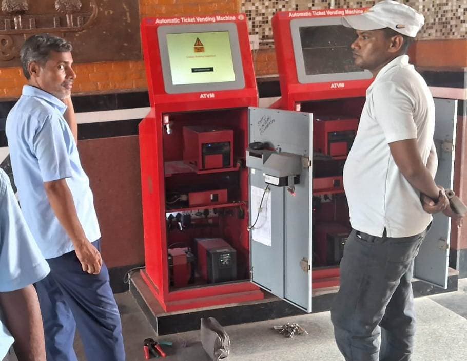 पूछताछ काउंटर निकट के दोनों टिकट वेंडिंग मशीन खराब