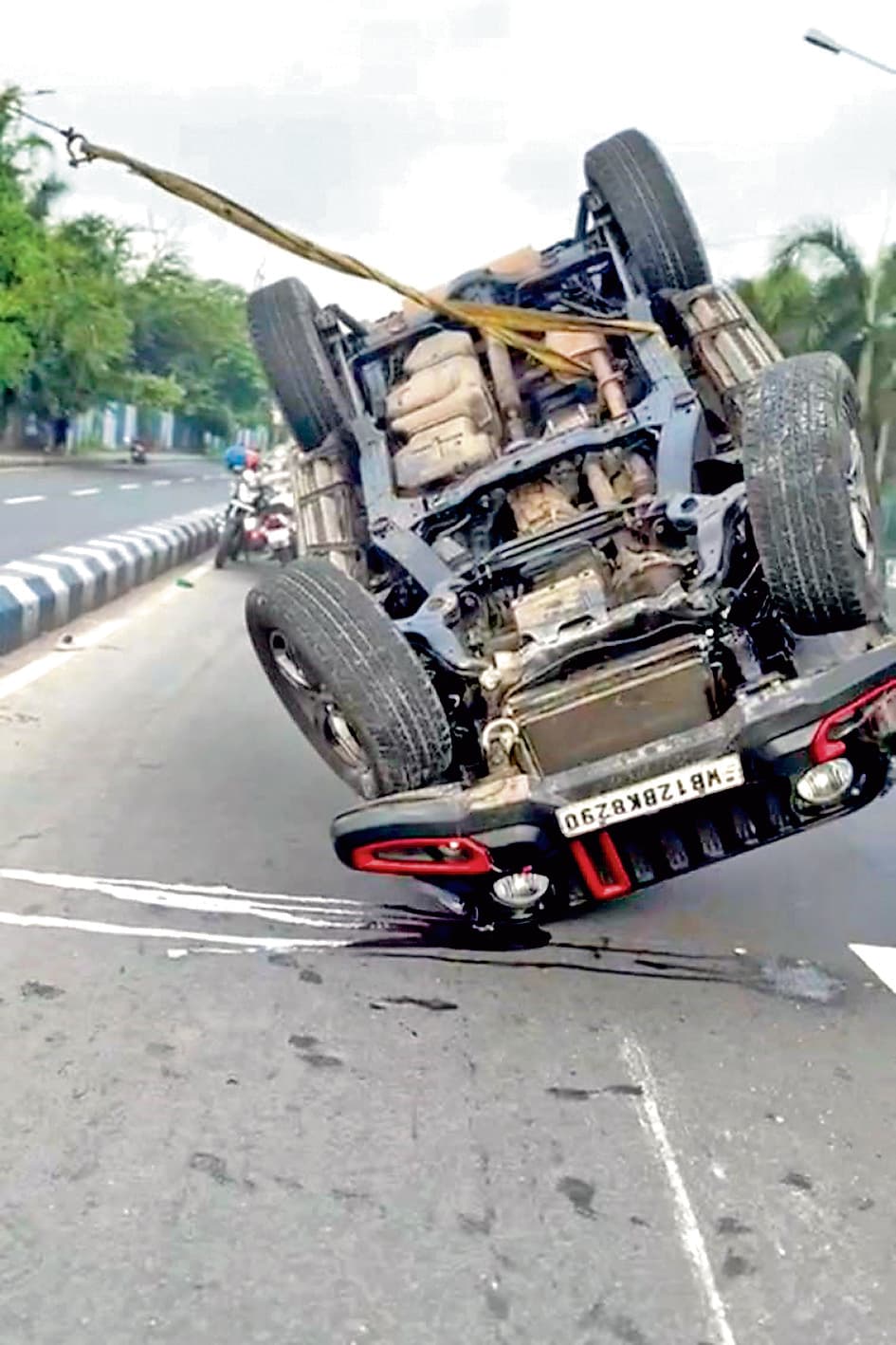 लेकटाउन : तेज रफ्तार में पलटी कार, चालक गंभीर