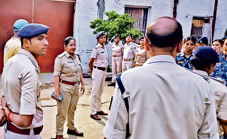 टिकारी एसडीओ को मिली धमकी के बाद सेंट्रल जेल में छापेमारी