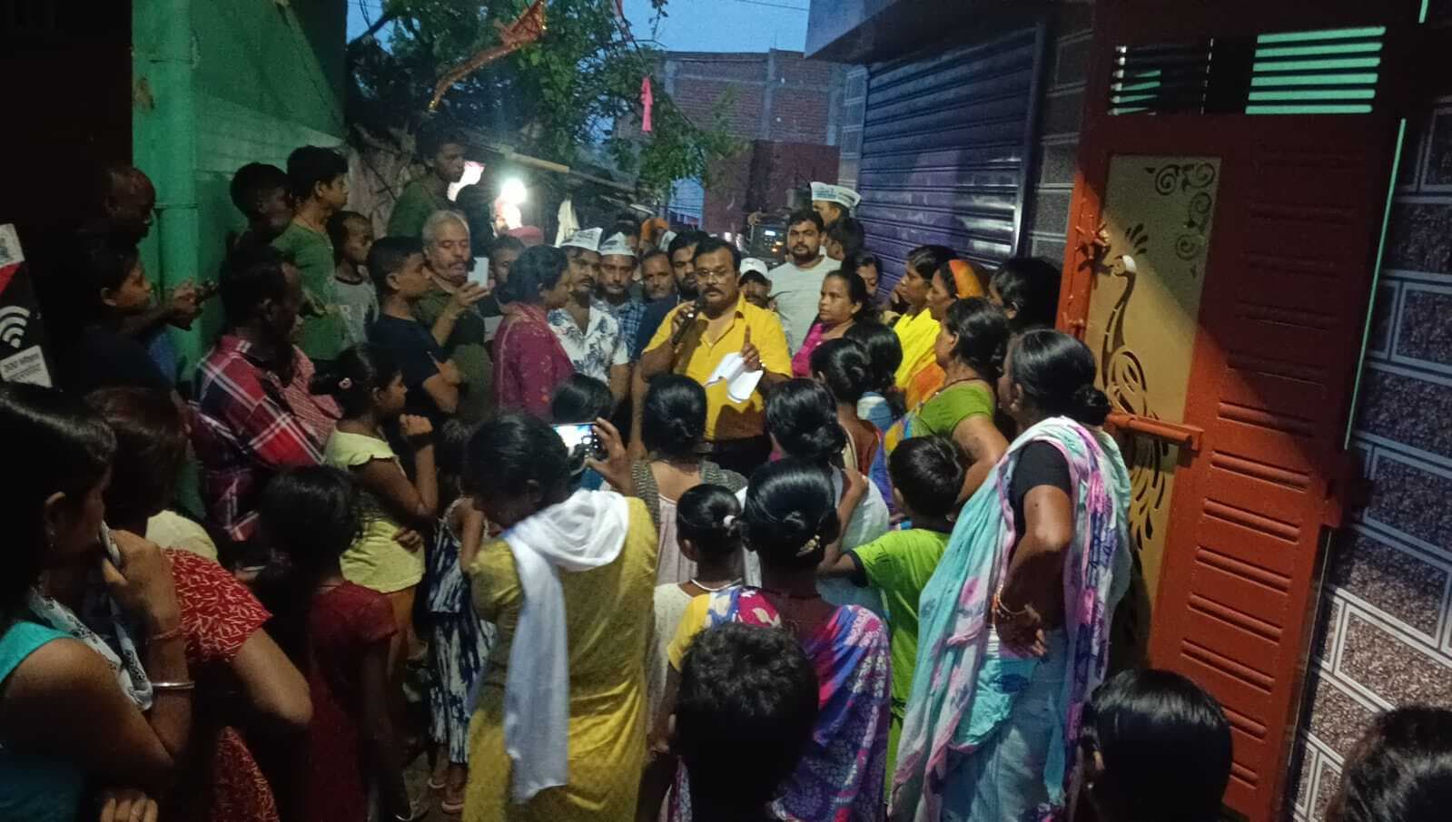 बस्तीवासियों के समर्थन में आगे आये आप नेता