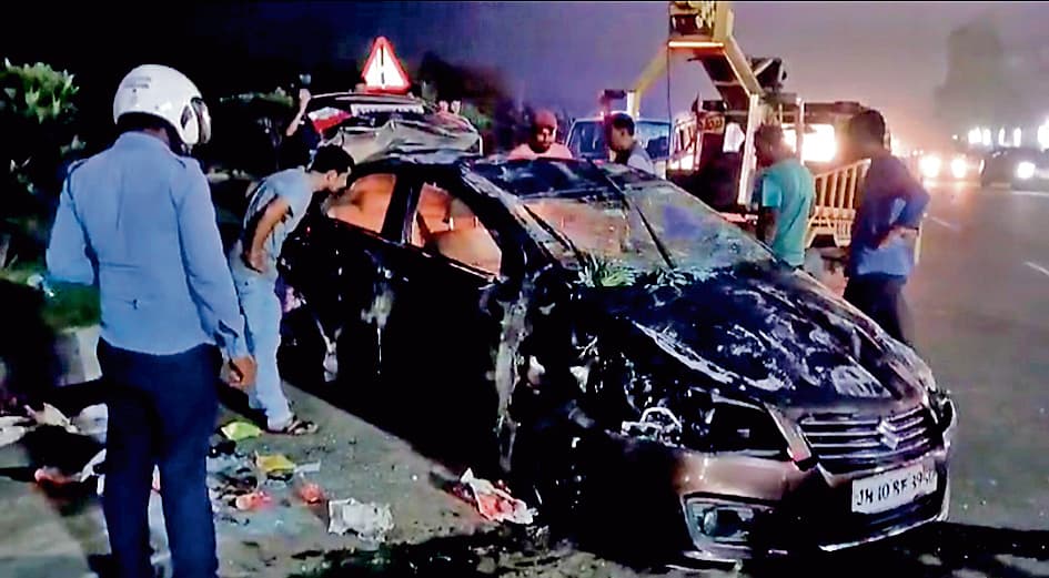 टायर फटने से अनियंत्रित कार पलटी, चालक सहित पांच लोग हुए घायल