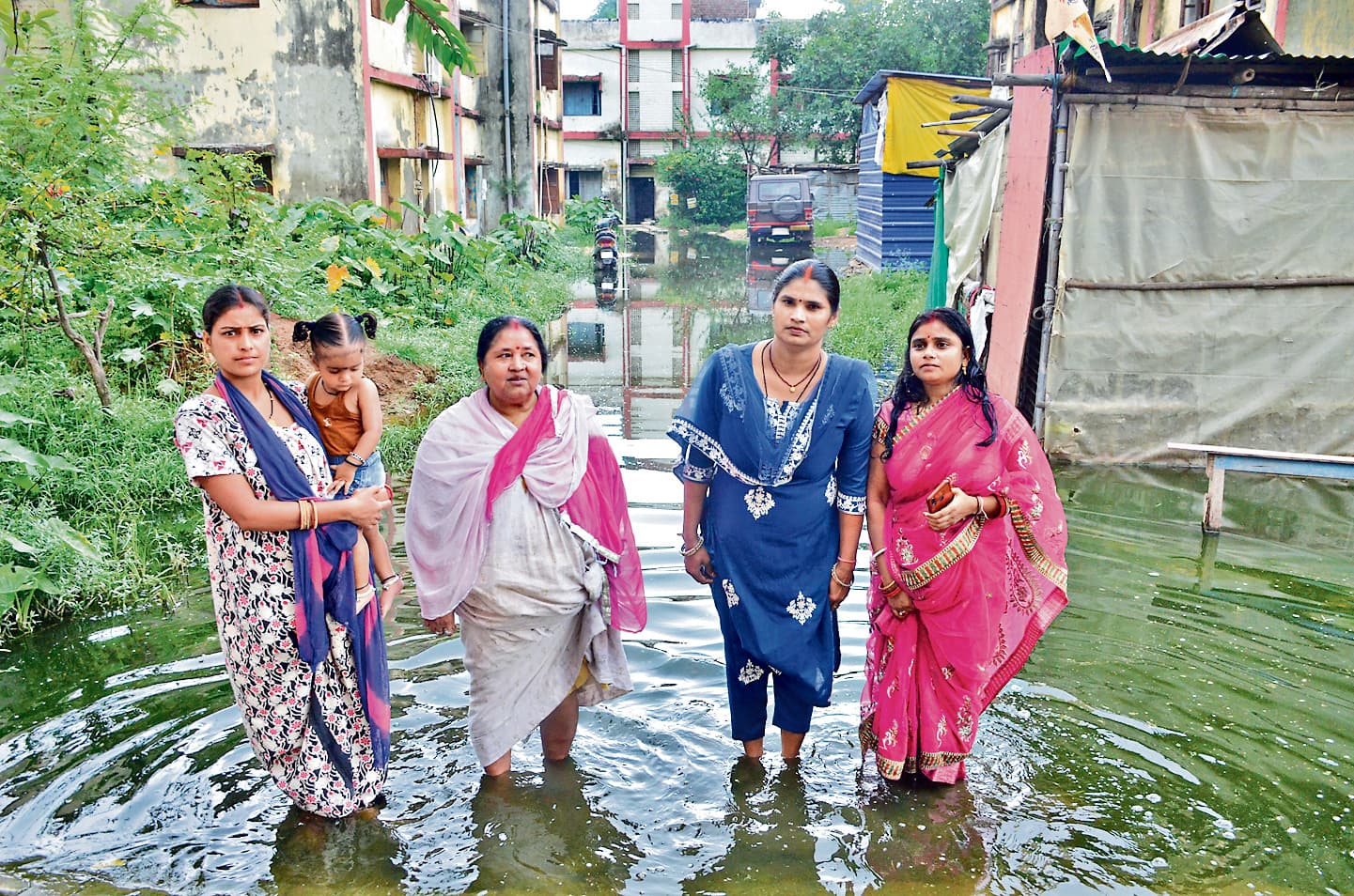 गंदे पानी से होकर आना-जाना कर रहे न्यू पुलिस लाइन क्वार्टर के लोग