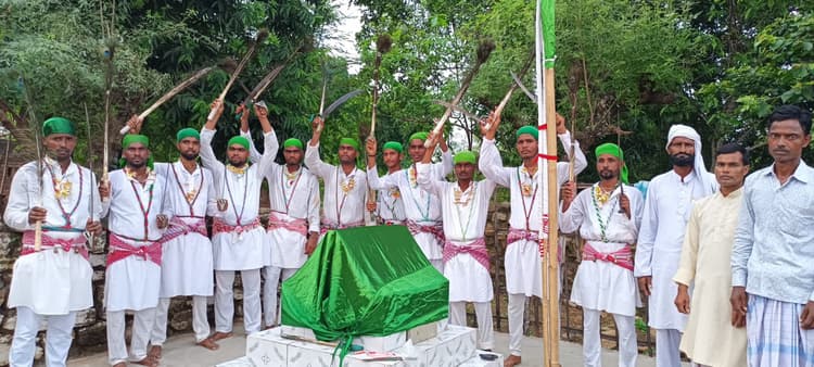 फातिहा के साथ इमामबाड़ों में खड़े किये गये मोहम्मदिया निशान