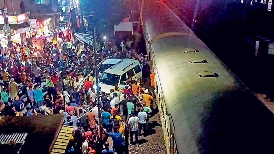 दो वाहन हजारदुआरी एक्सप्रेस से टकराये