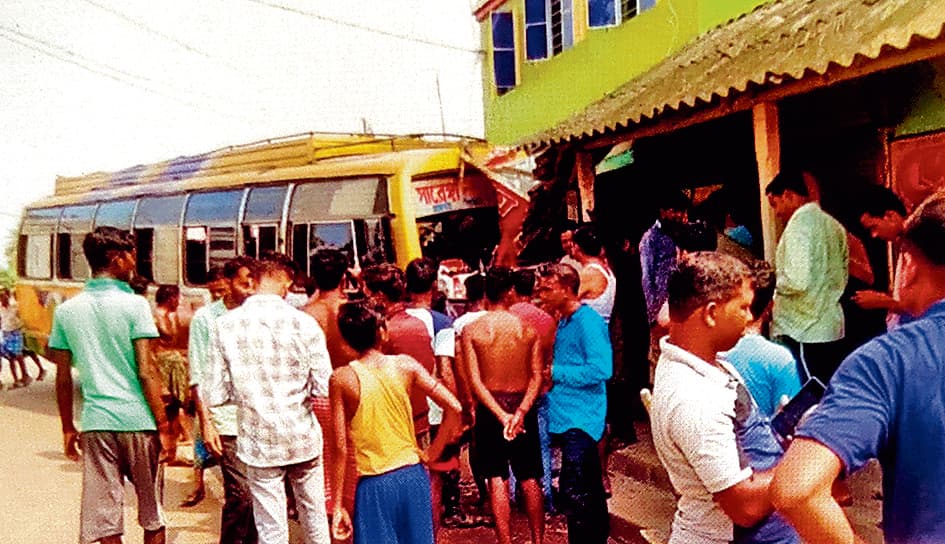 सालबनी : दुकान में घुसी अनियंत्रित बस