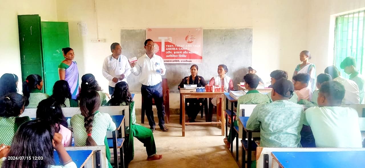 बच्चों की जांच व ब्लू गोली खिलाया गया