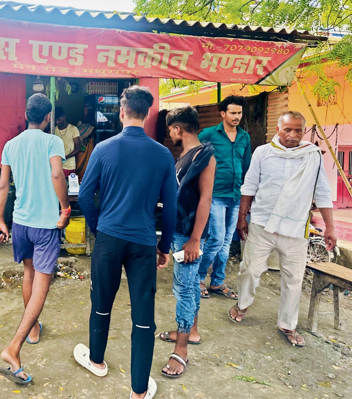 मथुरापुर बाजार में एक ही रात दो मिठाई दुकानों में चोरी