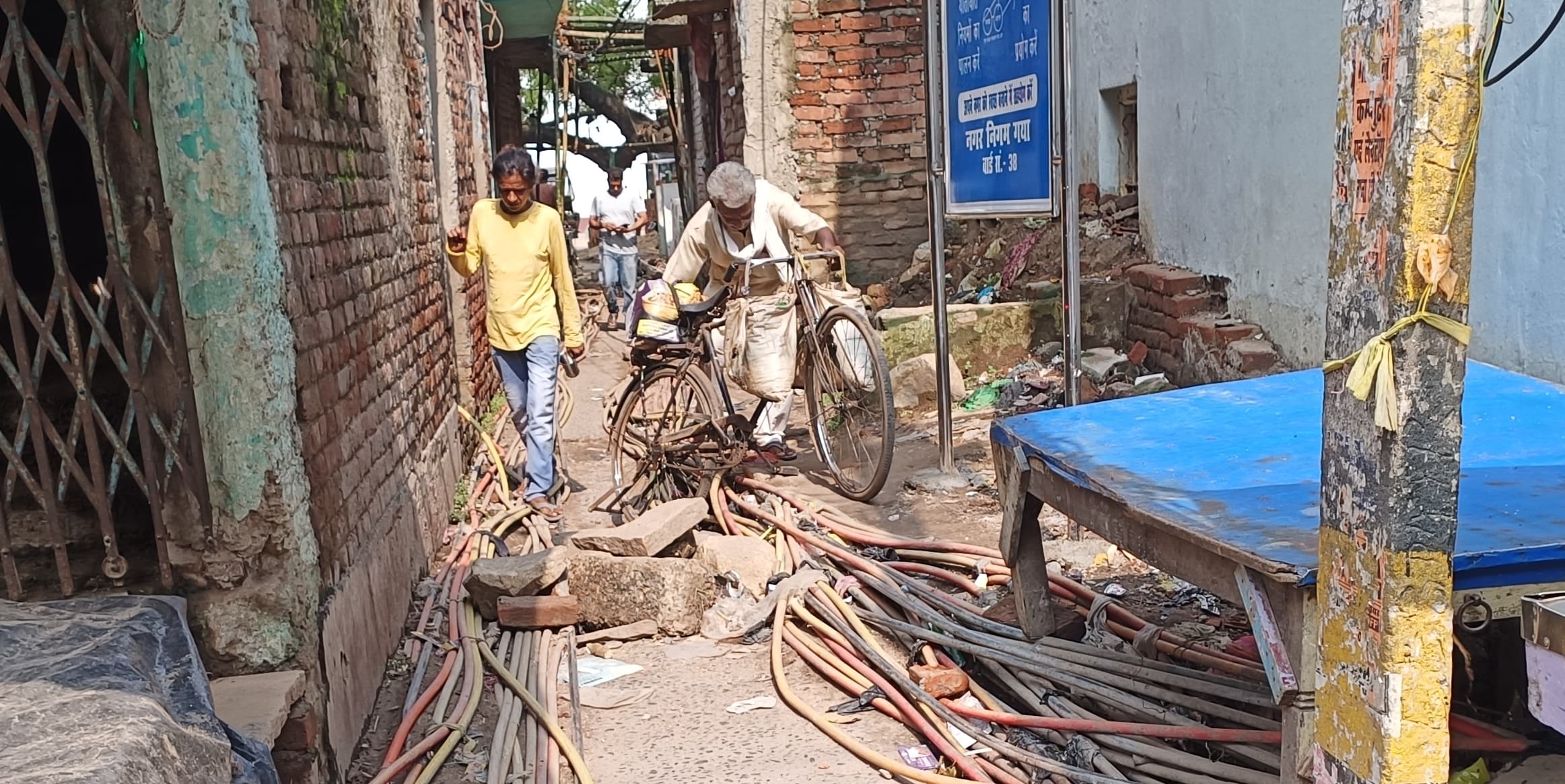 डिलिवरी पाइप ने गलियाें को किया और सकरा