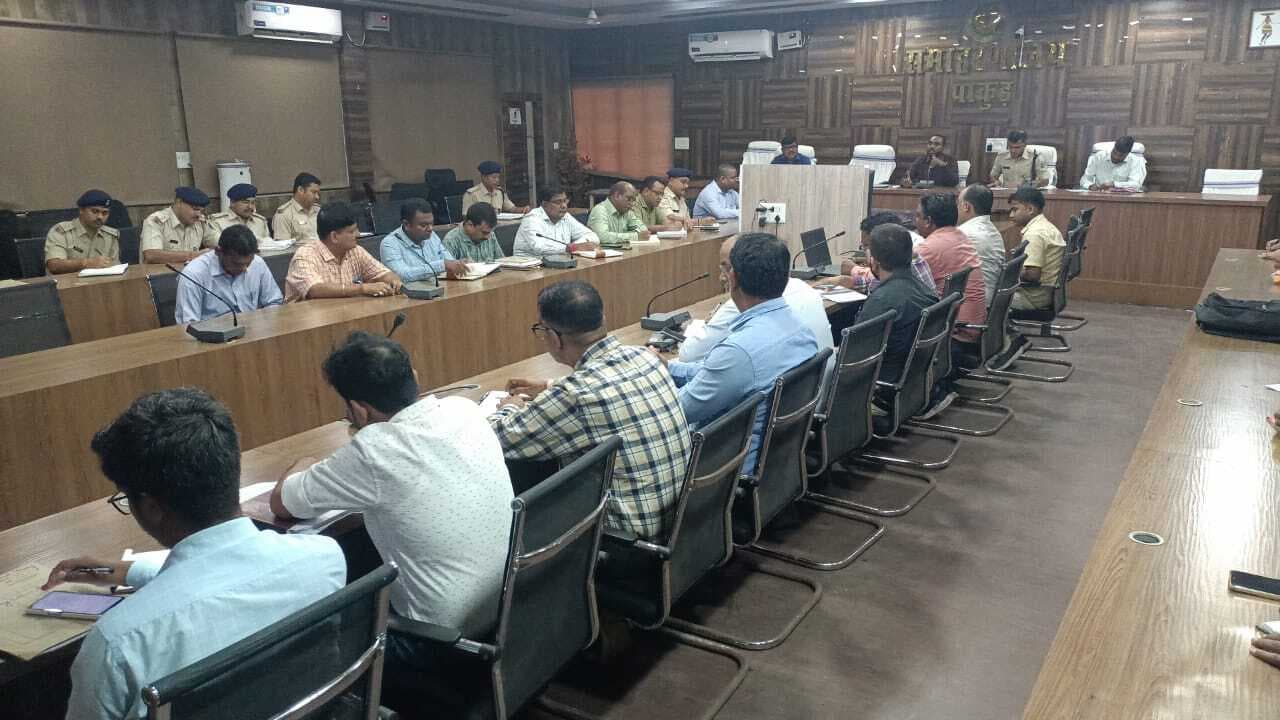 पेट्रोल पंपों पर नो हेलमेट नो पेट्रोल का कड़ाई से पालन करायें : उपायुक्त