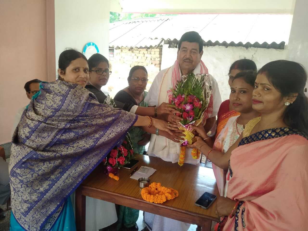 भाजपा महिला मोर्चा की सदस्यों ने सांसद को किया सम्मानित