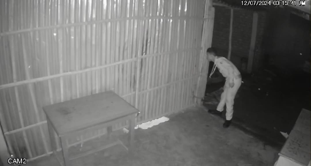 पुलिस के ड्रेस में चोरी का प्रयास, कैमरे में कैद