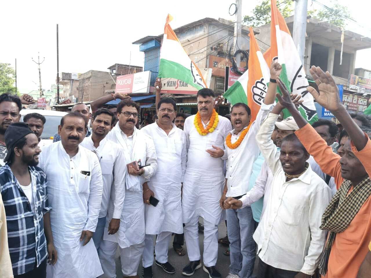 केंद्र की नीतियों के कारण आम जनता परेशान : राजेश ठाकुर