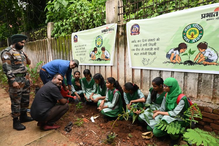 प्रभात खबर ने आर मित्रा स्कूल परिसर में लगाये 10 फलदार पौधे