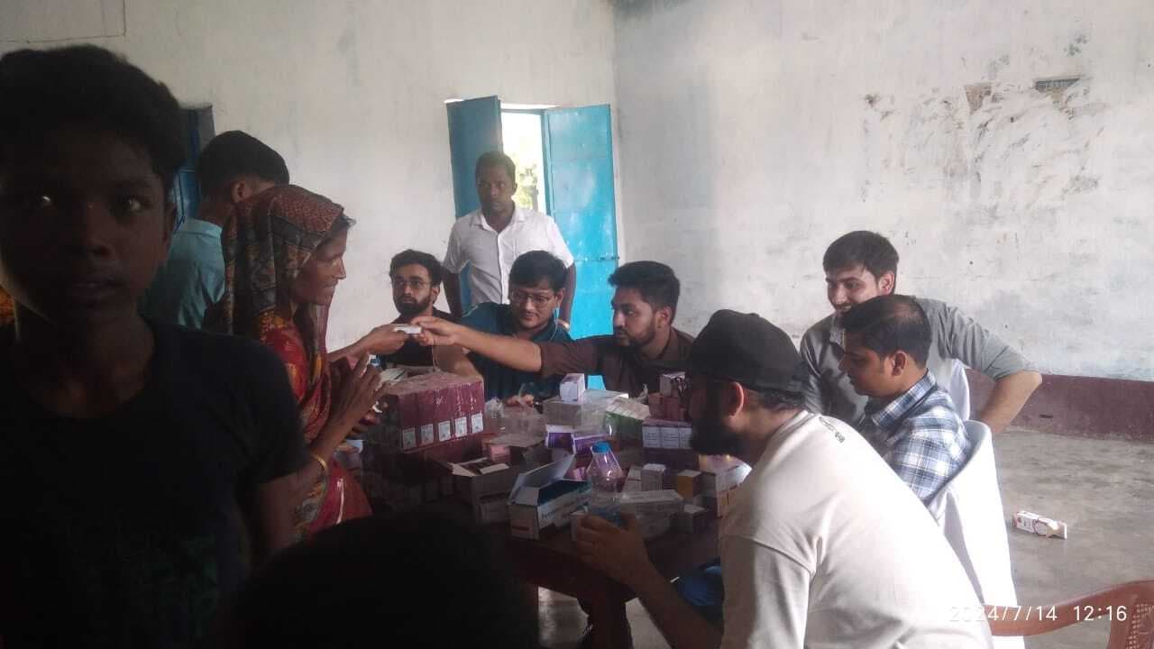 वनवासी कल्याण आश्रम की ओर से लगाया गया स्वास्थ्य जांच शिविर