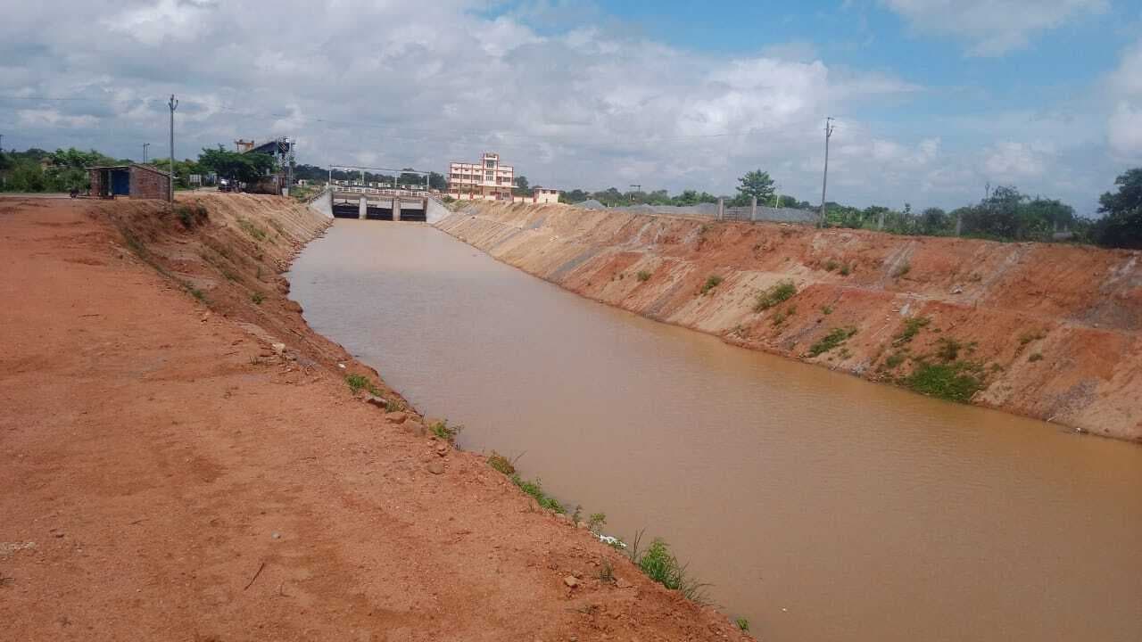 सिकटिया केनाल में किया जा रहा पक्कीकरण, किसानों ने पानी ठहराव के लिए ब्रेकर देने की उठायी मांग