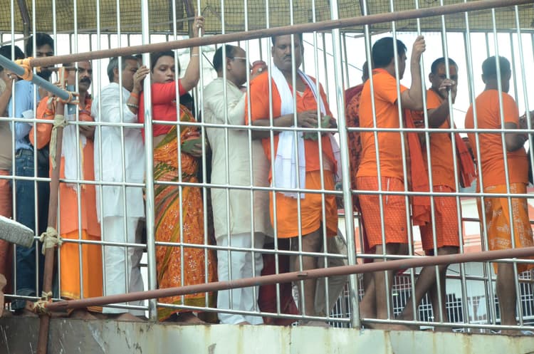 बाबा मंदिर में उमड़े भक्त, शिवगंगा तक पहुंची कतार