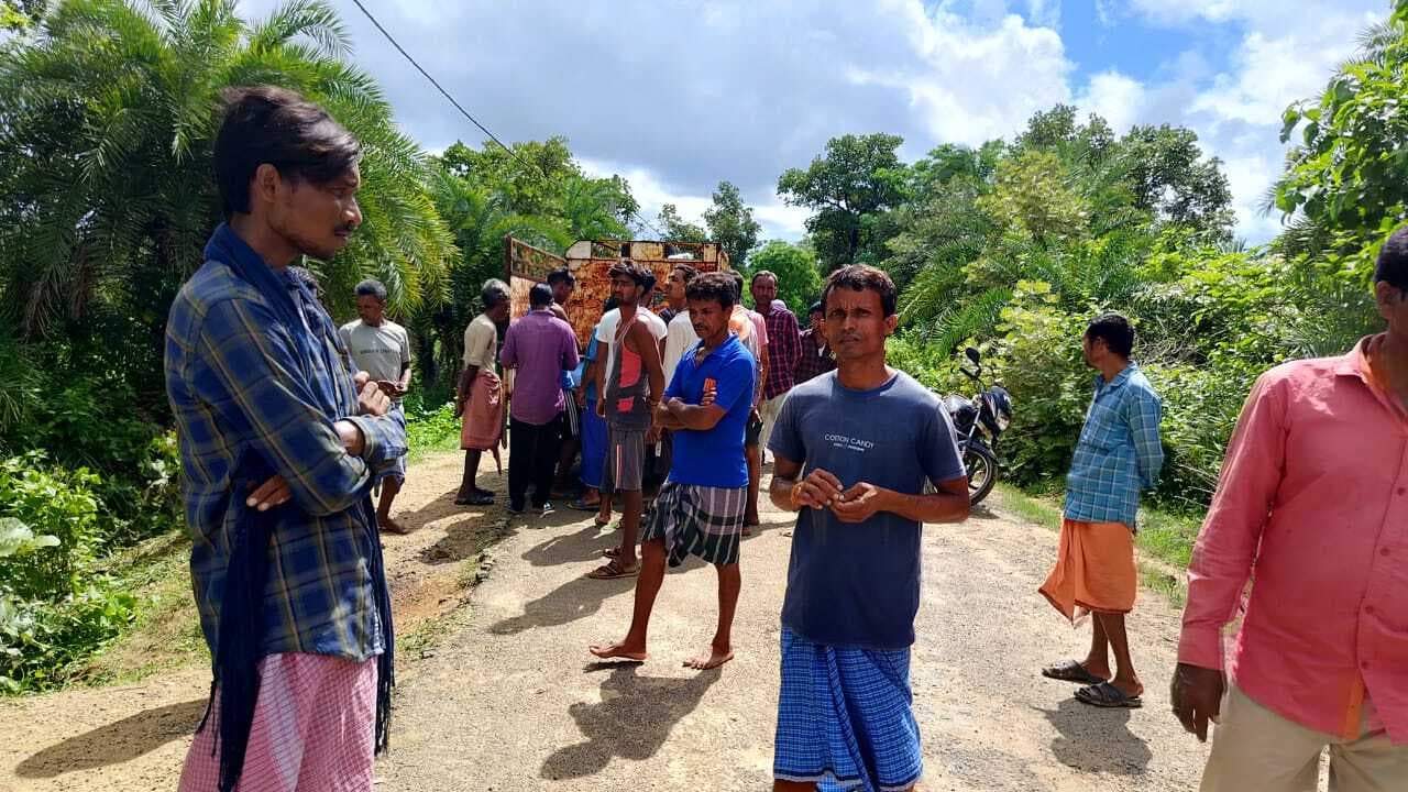 सटकी गांव के पास से युवक का शव बरामद, दोनो हाथों में करंट से झुलसने के मिले निशान