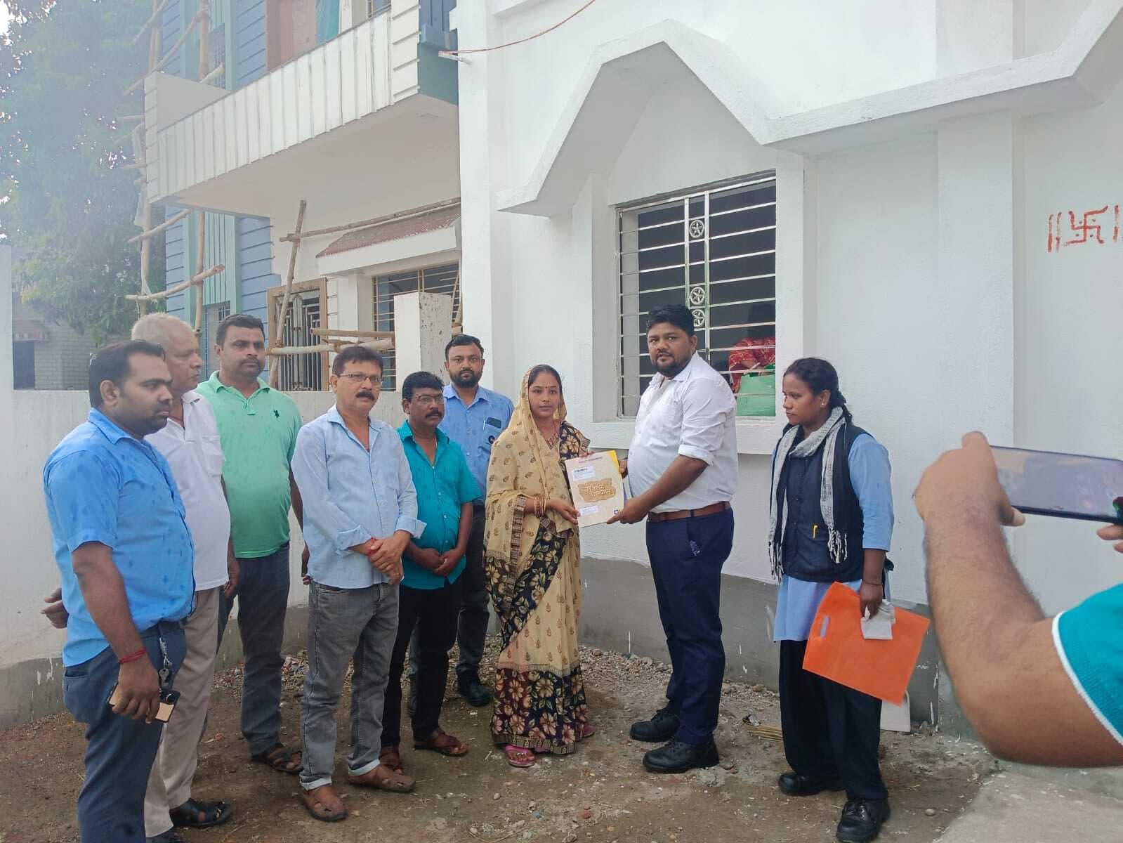 मृतक ठेका कर्मी की पत्नी को एलआईसी से मिला 15 लाख, प्रबंधन ने सौंपी ग्रेच्युटी की राशि