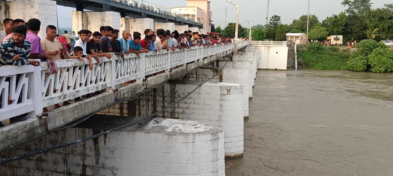 त्रिशूली नदी में बहे लाशों का बह कर आने का सिलसिला जारी