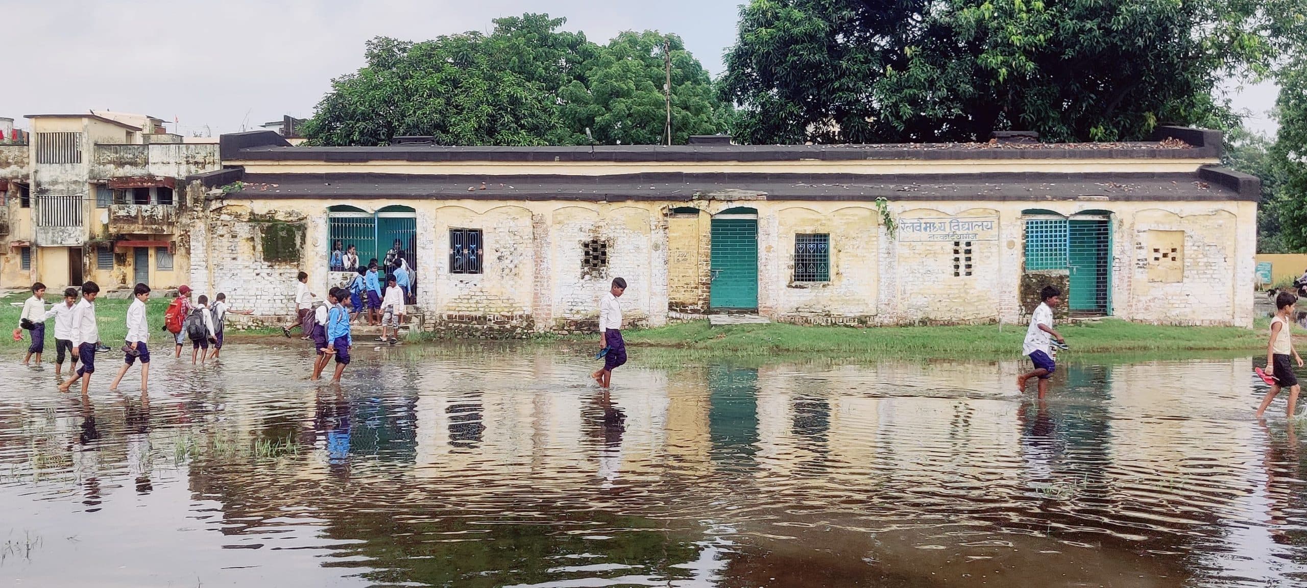 बरसात में टापू बना विद्यालय, खतरे के बीच आवागमन जारी