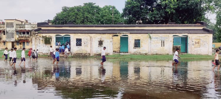 बरसात में टापू बना विद्यालय, खतरे के बीच आवागमन जारी