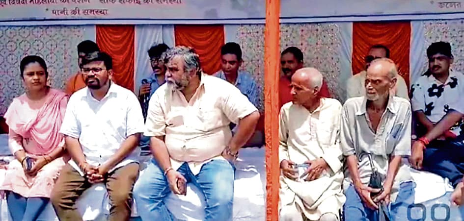 गारूई नदी की साफ-सफाई की मांग पर भाजपा नेता जितेंद्र तिवारी ने 12 घंटे किया धरना-प्रदर्शन