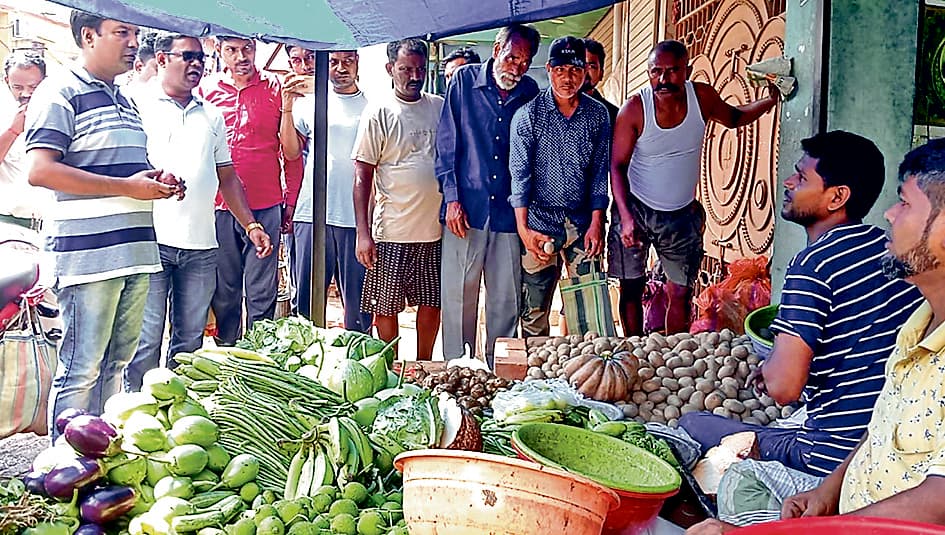 जामुड़िया बाजार का औचक निरीक्षण महंगाई पर लगाम लगाने की कोशिश