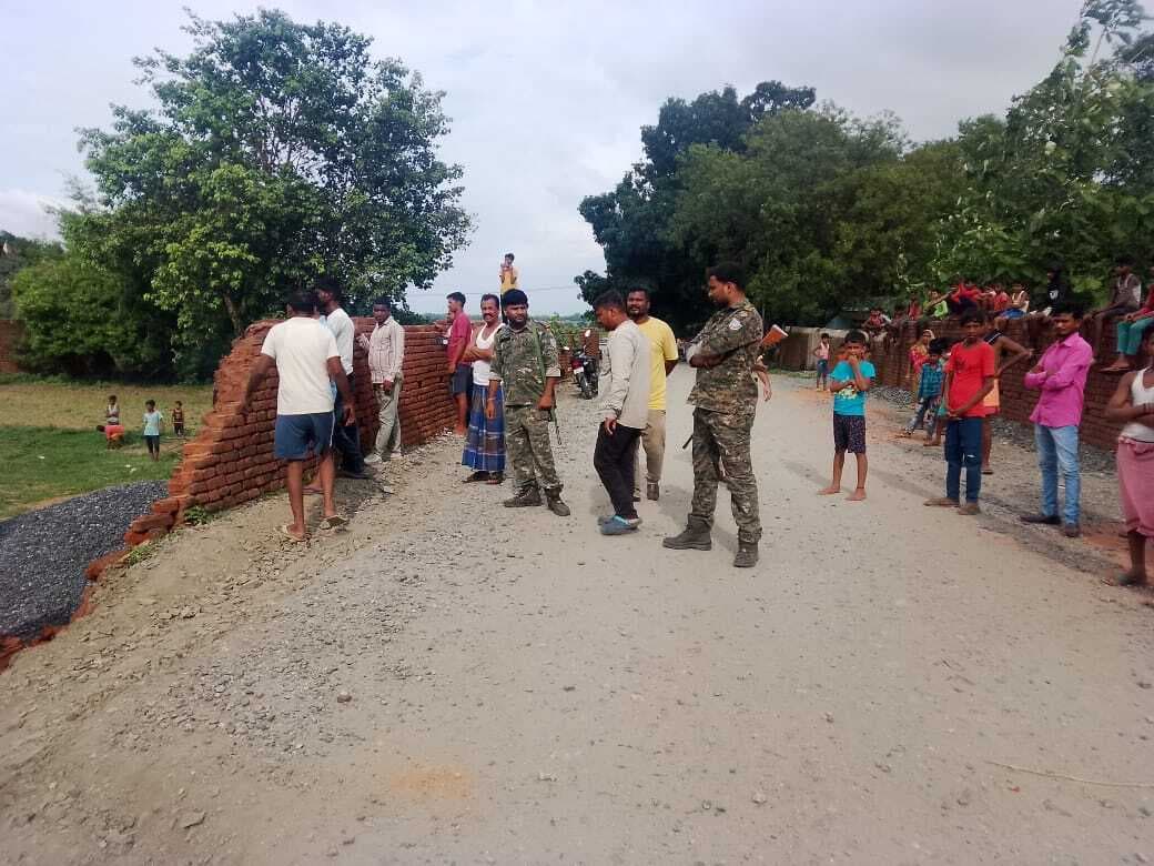 अनियंत्रित हाइवा ने चहारदीवारी को किया क्षतिग्रस्त