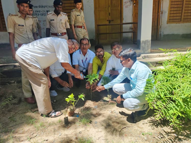 पर्यावरण संरक्षण को लेकर पौधरोपण अत्यावश्यक