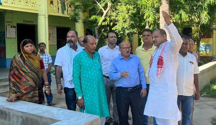 गुणवत्ताविहीन कार्य को देख विधायक ने अभियंता को लगायी फटकार