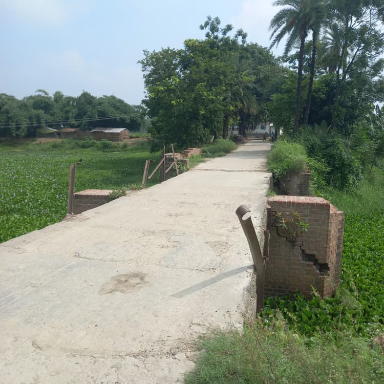 समवती नदी पर बना पुल जमींदोज होने के कगार पर