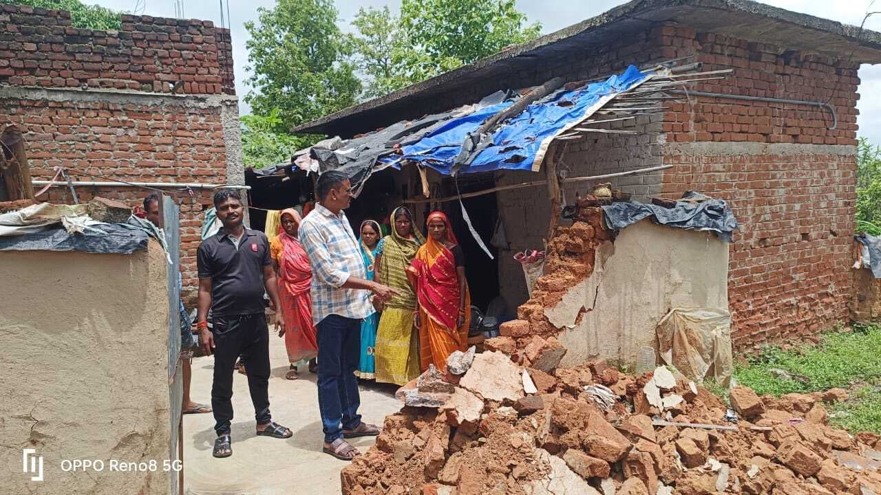 हाथी ने वृद्धा को पटका, कई घर तोड़कर अनाज को कर गया चट