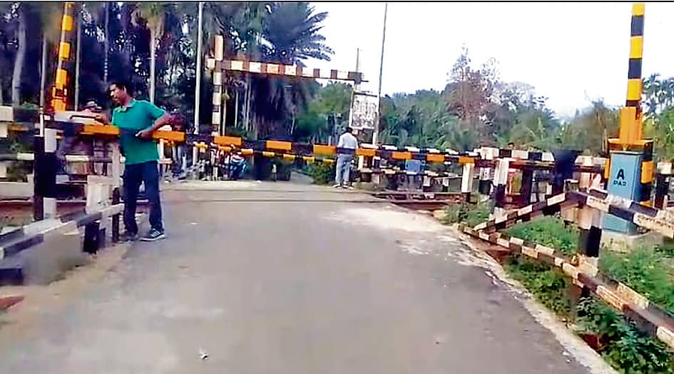 पूरे : 19 लेबल क्रॉसिंग पर लगाये गये ‘स्लाइडिंग बूम’