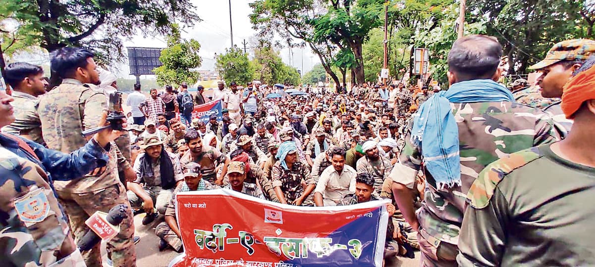 city news : राजभवन घेरने जा रहे सहायक पुलिसकर्मियों को रोका गया