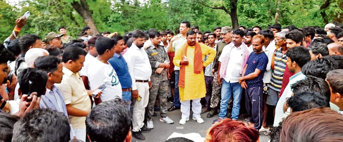 Palamu Accident News : हादसे में युवक की मौत, गुस्सायी भीड़ ने बस फूंक दी