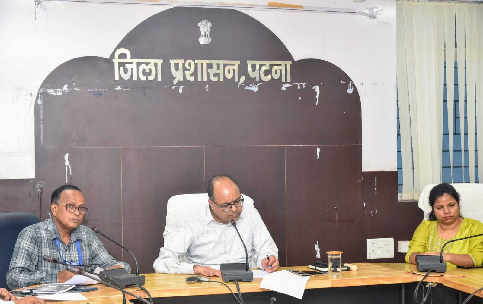 डीएम ने 15 सीओ का वेतन रोका