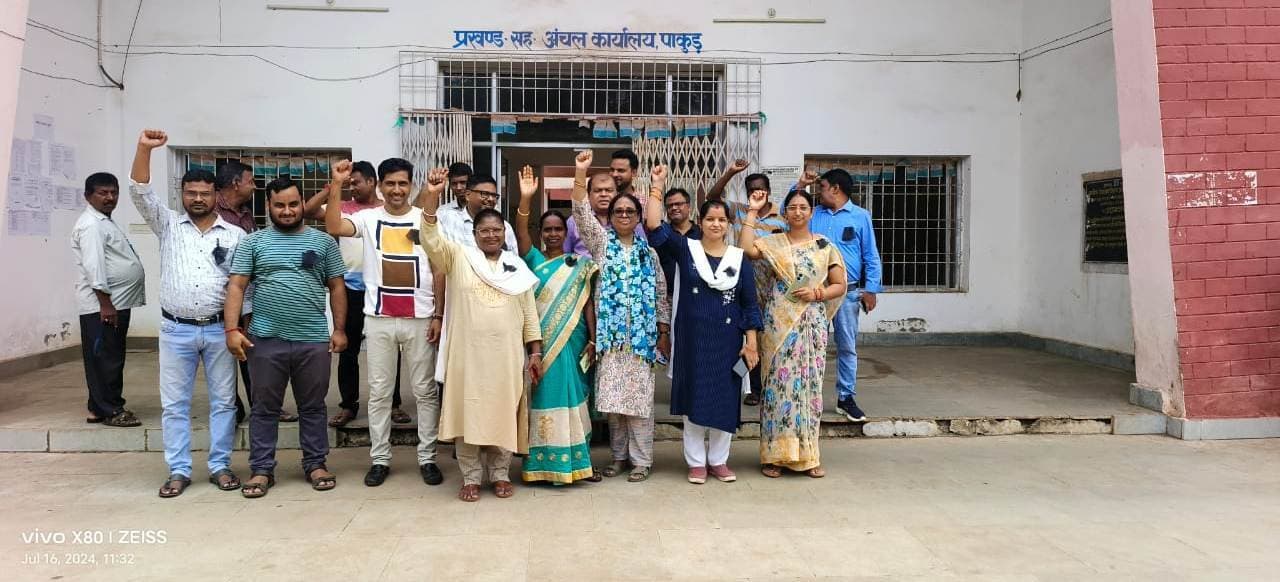 नौ सूत्री मांगों को लेकर कर्मचारियों ने काला बिल्ला लगाकर जताया विरोध