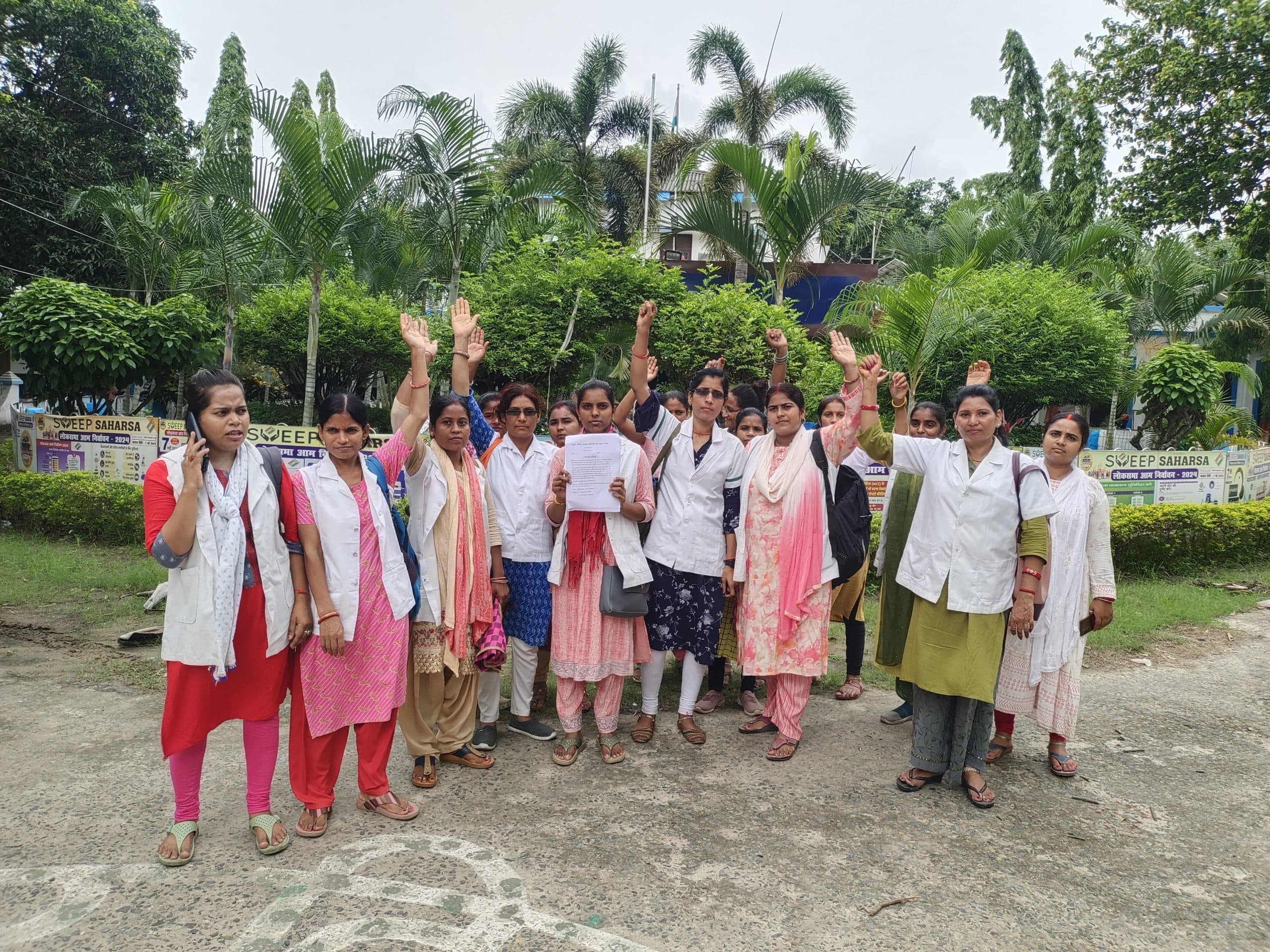 सिविल सर्जन के समक्ष नएचएम कर्मियों का रोषपूर्ण प्रदर्शन कल