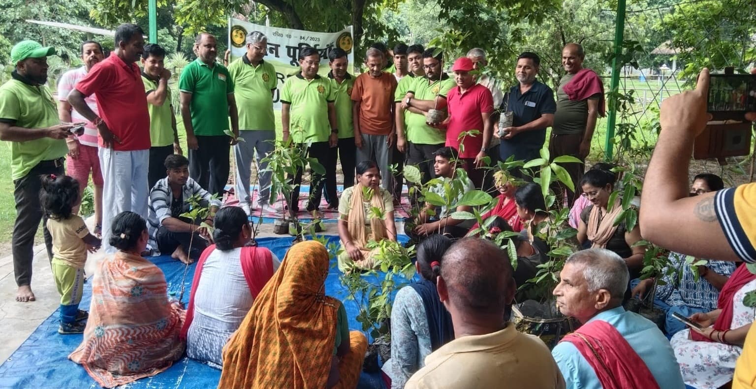 योग साधकों के बीच ग्रीन पूर्णिया ने किया पौध वितरण