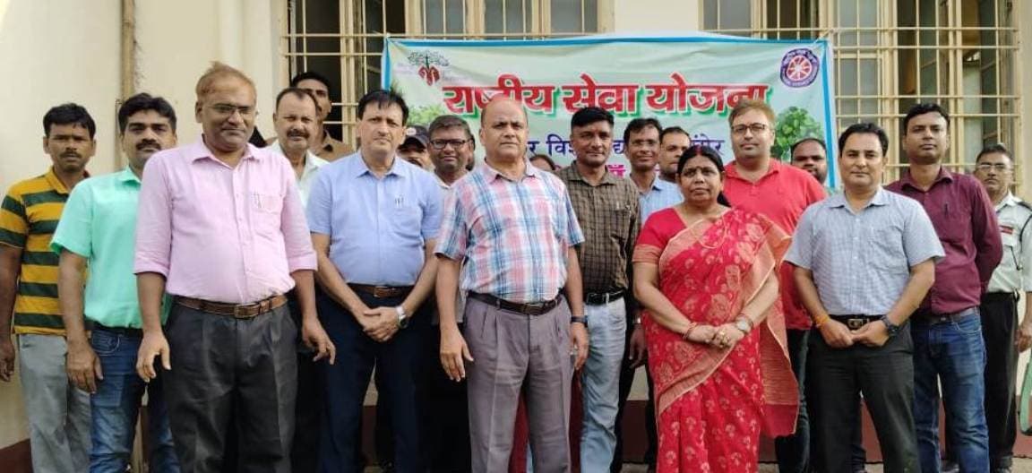 पौधा लगाकर कुलपति ने किया एक पेड़ मां के नाम अभियान का शुभारंभ