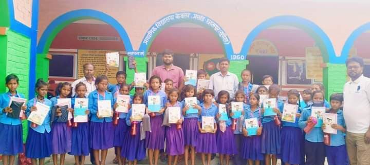 स्कूली बच्चों के बीच एफएलएन कीट वितरित