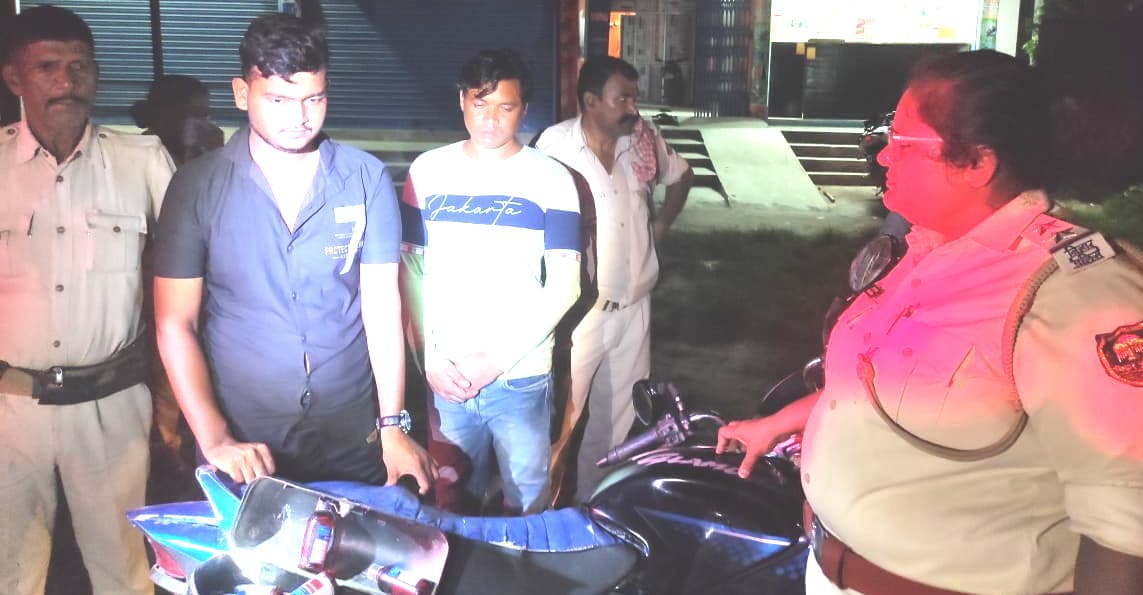 बाइक से 26 बोतल प्रतिबंधित कफ सिरप बरामद, दो गिरफ्तार