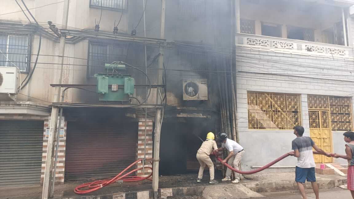 डीजी सेट में लगी आग, बाइक सहित हजारों का समान जलकर राख