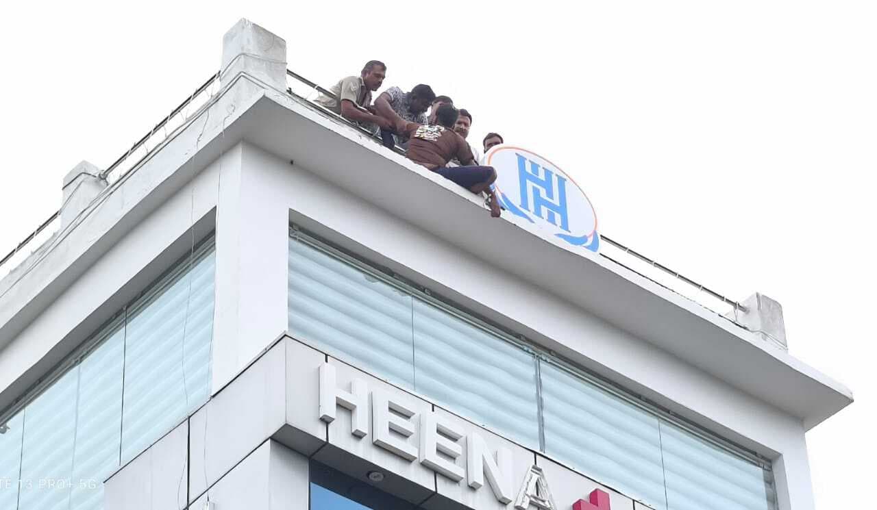 छात्रा की हत्या के आरोपी युवक ने अस्पताल की छत पर चढ़कर कूदने का किया प्रयास