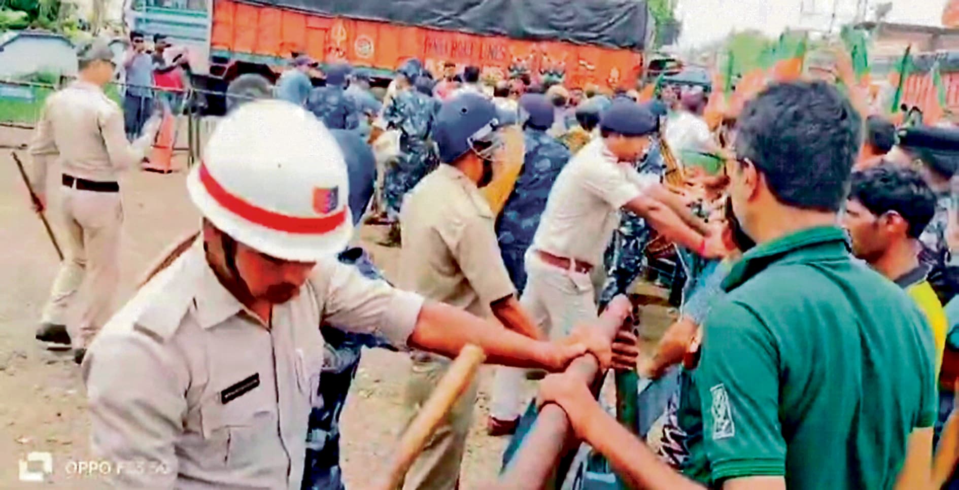 कार्यकर्ता की गिरफ्तारी के विरोध में थाने के बाहर भाजपा का प्रदर्शन