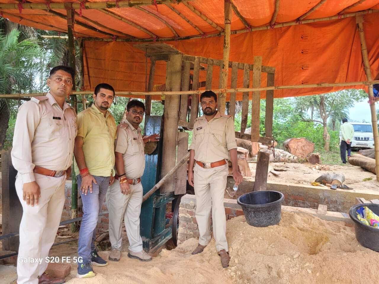 वन विभाग की टीम ने अवैध तरीके से संचालित आरा मिल में की छापेमारी, मशीन व लकड़ी जब्त